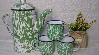 Teko blirik dibuat dari seng yang dilapisi enamel sehingga membuatnya lebih awet, tahan karat, dan tahan panas.