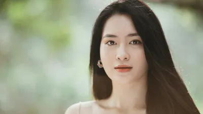 Ilustrasi Wanita dengan Rambut Panjang Terurai