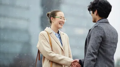5 Trik Psikologi yang Bisa Membuat Orang Terkesan dengan Kamu, Yuk Lakukan Sekarang