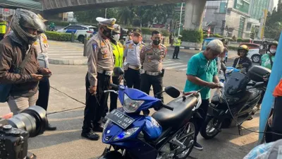 Dalam razia ini, sejumlah pengendara motor ditilang karena kendaraannya tidak lolos uji emisi. Bahkan satu orang melayangkan protes keras.