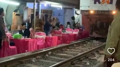 Viral! Pernikahan yang Digelar Samping Rel KAI Bikin Ngeri, Tamu Undangan Ini Malah Mau Markirin Kereta