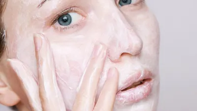Illustrasi. Pemakaian Skincare