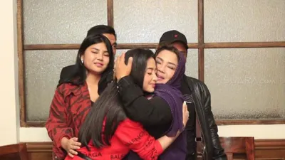 Hikmah usai dilamar oleh seorang pilot, Dewi Perssik mengungkapkan jika hubungannya membaik dengan keponakannya, Meldy.