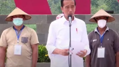 Dokter Tifa mengkritisi Presiden Jokowi dalam proyek IKN yang dinilai terlalu ambisius, sebut tak punya uang.