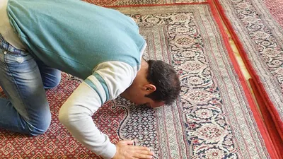 Ilustras salat memiliki keistimewaan salah satunya di sujud terakhir, bisa berkomunikasi dengan Allah SWT.