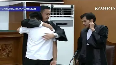 Detik-detik Penuh Haru! Richard Eliezer Langsung&nbsp;Peluk Ronny Talapessy Usai Dituntut Hukuman 12 Tahun Penjara