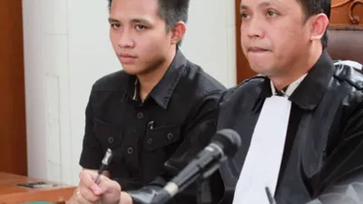 Bharada Richard Eliezer bersama kuasa hukumnya Ronny Talapessy dalam persidangan