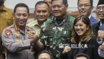 Kepala Staf TNI Angkatan Laut (KSAL) Laksamana Yudo Margono bersalaman dengan Kapolri Jenderal Pol Listyo Sigit Prabowo dan Ketua Komisi I DPR Meutya Viada Hafid usai uji kelayakan dan kepatutan calon Panglima TNI di Kompleks Parlemen, Senayan, Jakarta.