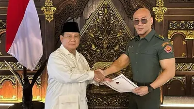 Deddy Corbuzier mendapatkan gelar  Letkol Tituler dari Menteri Pertahanan, Prabowo Subianto.