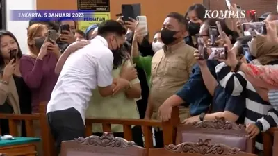 Momen Haru Richard Eliezer Memeluk Kedua Orang Tuanya Usai Persidangan: Kami Tak Berharap Lebih 