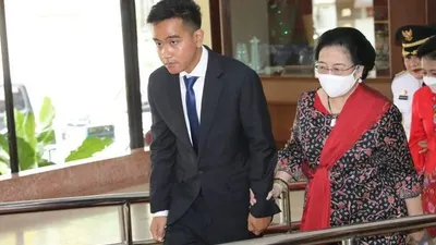 Wali Kota Solo Gibran Rakabuming Raka (kiri) digandeng Ketua Umum PDIP Megawati Soekarno Putri.