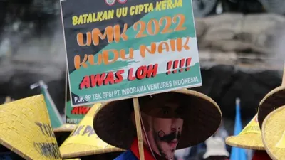 Sejumlah buruh mendengarkan pembacaan putusan uji materi UU Cipta Kerja oleh hakim Mahkamah Konstitusi, Jakarta, Kamis, 25 November 2021.