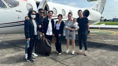 &nbsp;Potret Sultan Andara bersama keluarga dan para sahabat di depan kendaraan anti macet