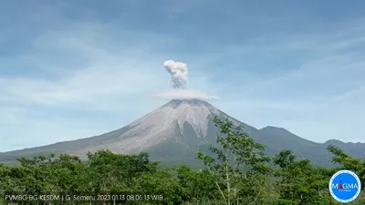 Gunung Semeru Kembali Erupsi Dua Kali Hari Ini dengan 19 Kali Gempa Letusan, Masyarakat Dilarang Mendekat