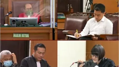 Usai pembacaan nota pembelaan Arif Rachman Arifin, kuasa hukumnya langsung memberikan catatan hingga sebuah amplop kepada Majelis Hakim.