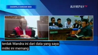 Ferdy Sambo Baca Buku Hitam Saat Ditanya Soal Hendra Kurniawan yang Bocorkan Skenario, Apa Isinya?