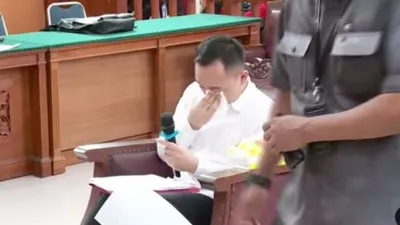 Ricky Rizal Menangis saat Pembacaan Pledoi, namun warganet justru komentar pedas