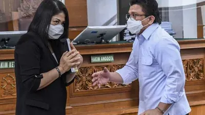Putri Candrawathi dan Ferdy Sambo yang mendadak selalu romantis dalam persidangan