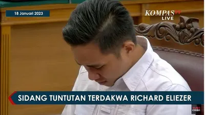 Terdakwa Richard Eliezer tertunduk usai mendengar tuntutan JPU yang menuntutnya 12 tahun penjara.  