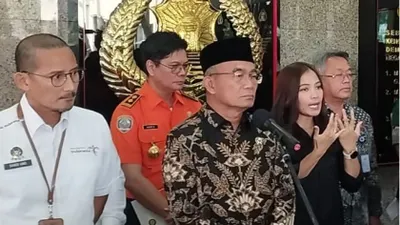 Menteri Koordinator Pembangunan Manusia dan Kebudayaan (Menko PMK), Muhadjir Effendy memastikan tanggal 26 Desember 2022 bukan libur cuti bersama.