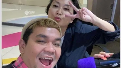 Potret Indra Bekti dan Indy Barends disela siaran radio.