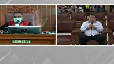 Kuat Ma&rsquo;ruf menjadi satu-satunya terdakwa yang sering &quot;mencairkan&quot; suasana persidangan dengan dipenuhi gelak tawa hakim.