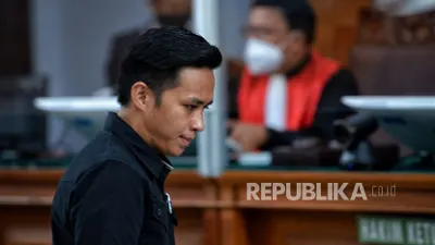 Terdakwa kasus pembunuhan terhadap Brigadir Nofriansyah Yosua Hutabarat alias Brigadir J, Richard Eliezer bersiap menjalani sidang pemeriksaan saksi di Pengadilan Negeri Jakarta Selatan, Jakarta, Selasa (25/10/2022).