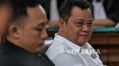 Terdakwa Ricky Rizal (kiri) dan Kuat Maruf (kanan) bersiap menjalani sidang lanjutan di Pengadilan Negeri Jakarta Selatan, Jakarta, Senin (2/1/2023).