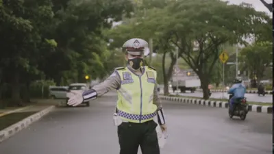 Satlantas Polres Bogor memberlakukan sistem jam buka tutup atau one way pada jalur Puncak secara situasional.