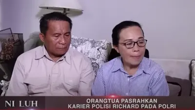 Sosok kedua orang tua Richard Eliezer Pudihang saat diwawancarai.(Tangkap Layar YouTube Ni Luh)