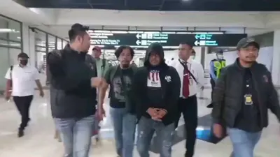Potret debt collector saat di bawa Kepolisian di Bandara Soekarno Hatta.(Tangkap Layar Instagram @ndorobei.official)