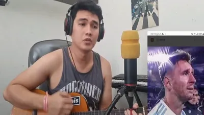 Aldi Taher saat membawakan lagu ciptaannya untuk Lionel Messi  