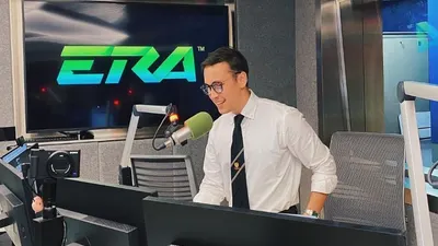 Viral Kisah Horor Radio Malaysia, Ini Identitas Penyiar yang Bikin Netizen Salah Fokus Saking Gantengnya!