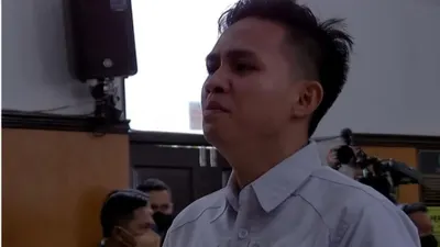 Terdakwa Richard Eliezer alias Bharada E di PN Jaksel usai mendengarkan vonis hukuman 1 tahun 6 bulan untuknya. 