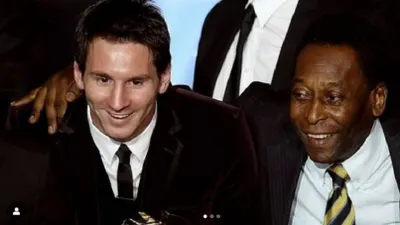 Pele (kanan) dan Lionel Messi. Pele meninggal dunia pada usia 82 tahun karena kanker usus, Jumat 30 Desember 2022, dini hari WIB.