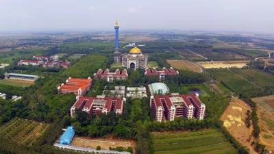 Unjuk rasa Pondok Pesantren Al Zaytun kembali terjadi. Sebanyak 1.200 personel kepolisian harus diterjunkan untuk mengamankan aksi tersebut.