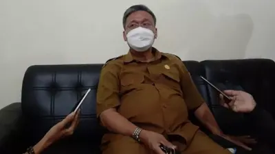 Mantan Kepsek SMKN 5 Kota Tangerang Nurhali saat memberi keterangan pers.