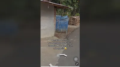 Terlihat dalam video ada sebuah bilik yang ditutupi terpal berwarna biru di sebuah toko yang disebut toko sembako Ibu Suntiah.