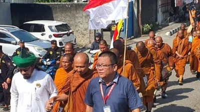 Bikin Sejuk, Beredar Potret Viral Toleransi Agama Biksu Bersama Ulama