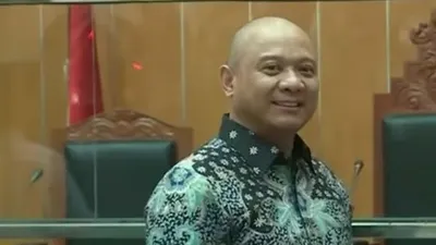 Irjen Teddy Minahasa yang terlibat kasus penjualan barang bukti narkoba akhirnya divonis hukuman penjara seumur hidup.