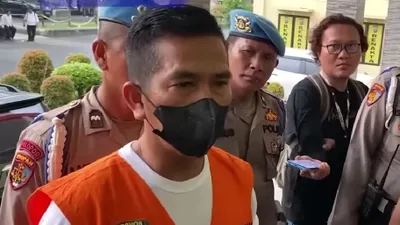 Menahan air matanya, AKBP Achiruddin Hasibuan mengaku jika keluarganya tidak diizinkan untuk menjenguk dirinya selama ditahan di sel.