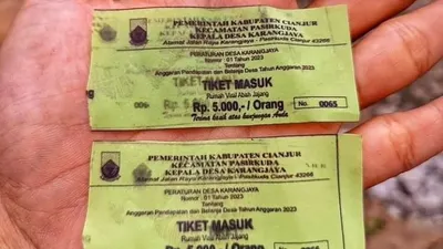Beredar foto tiket masuk area wisata di sekitar rumah Abah Jajang di mana terdapat Curug Citambur yang belakangan viral di media sosial.