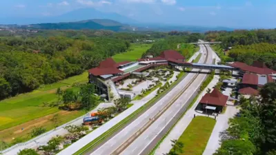 Rest area Pendopo Km 456 Salatiga yang bisa dijumpai di sepanjang tol Semarang-Solo, diklaim termegah dan terindah di seluruh Indonesia.