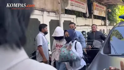 AG Gunakan Hoodie Putih