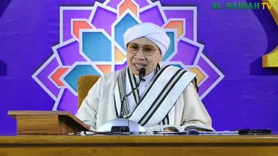 Buya Yahya mengatakan bahwa puasa dianggap tidak sah apabila saat azan berkumandang seseorang masih makan dan minum.