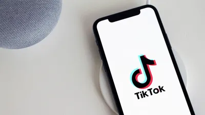 Ilustrasi jadwal FYP TikTok Selasa dan waktu terbaik untuk mengunggah konten Anda di TikTok.