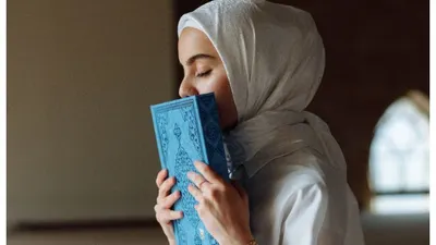 Illustrasi. Wanita dan Al Quran
