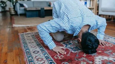 Ilustrasi cara salat Nisfu Syaban sendiri di rumah.