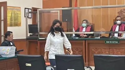 Terdakwa Linda Pujiastuti alias Anita blak-blakan mengakui jika ia adalah istri siri dari Irjen Teddy Minahasa, sering tidur bersama.