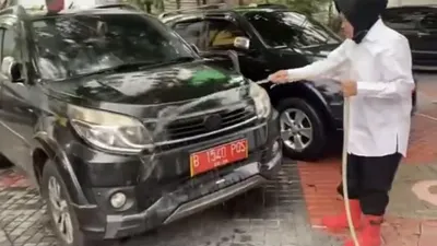 Mensos Tri Rismaharini atau Risma cuci mobil sendiri